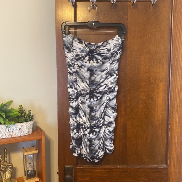 Capella black and white Smokey ruched dress 😍😍 - Picture 6 of 9